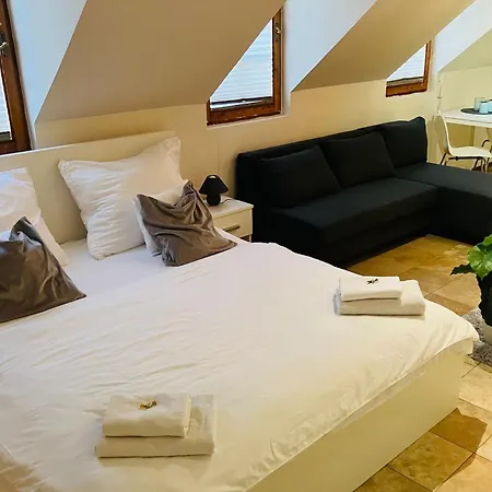 Downtown Deluxe 3* 기오르